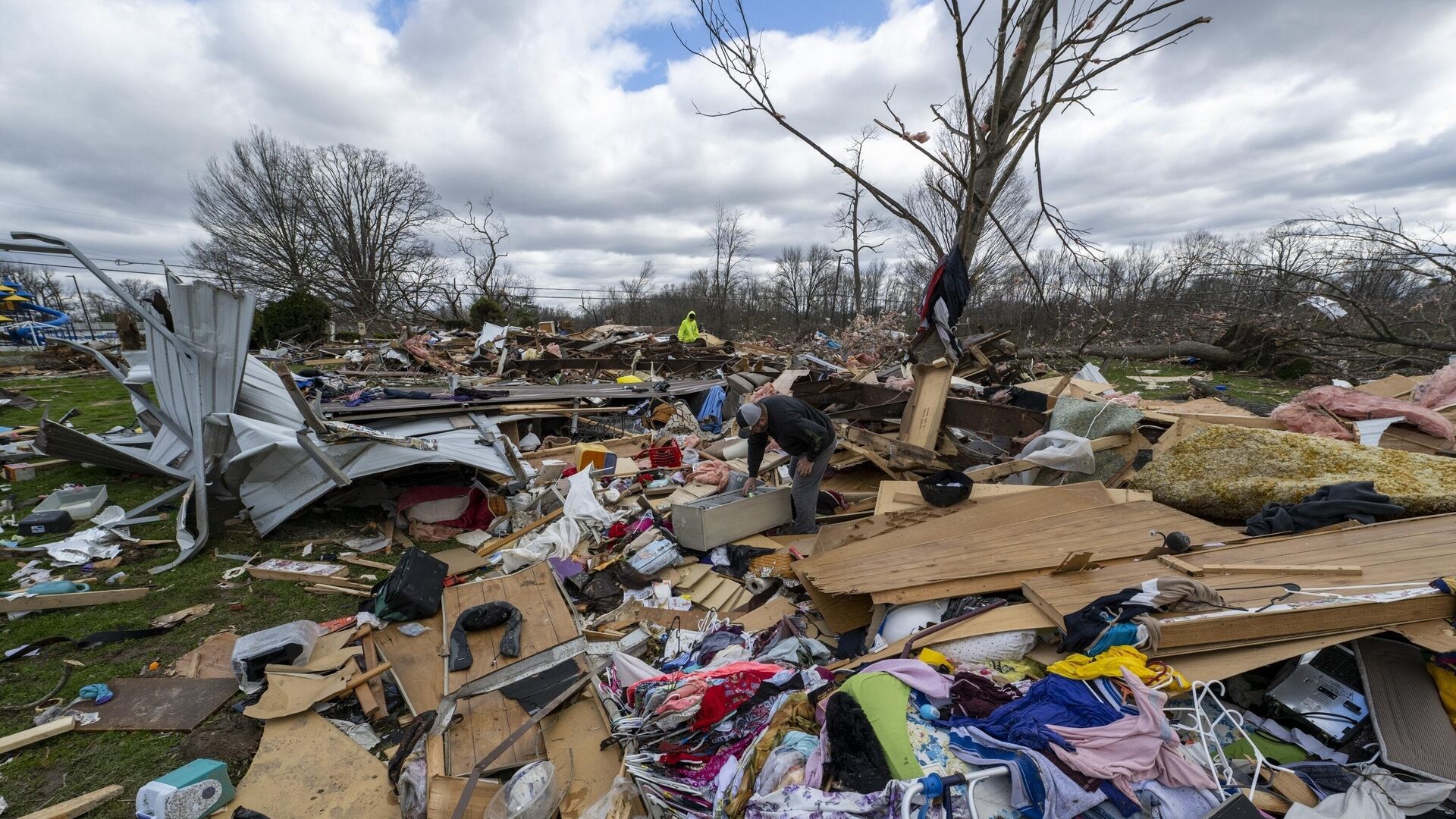 Sube la cifra de los muertos a raíz de los tornados en EEUU 03 04