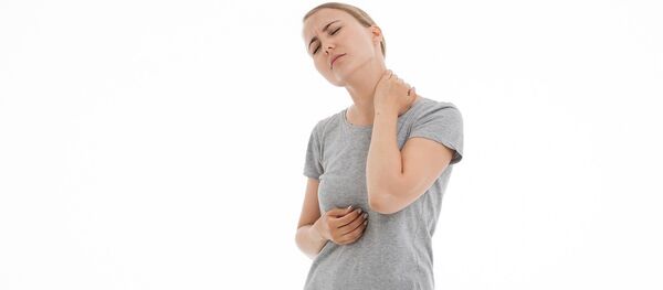 Una mujer con dolor de cuello - Sputnik Mundo