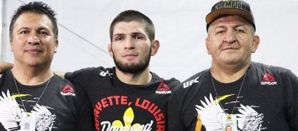 El entrenador Javier Méndez junto a Khabib Nurmagomedov y su padre Abdulmanap Nurmagomedov - Sputnik Mundo
