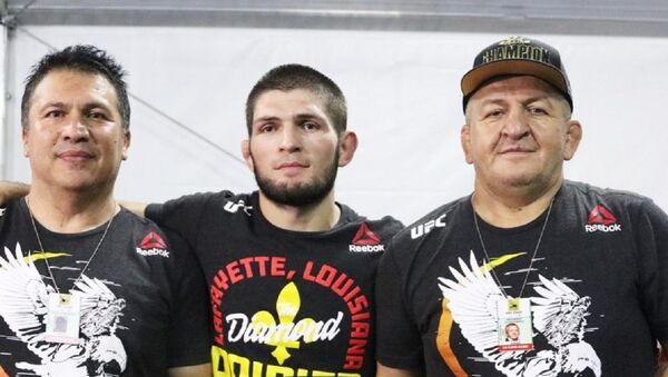 El entrenador Javier Méndez junto a Khabib Nurmagomedov y su padre Abdulmanap Nurmagomedov - Sputnik Mundo