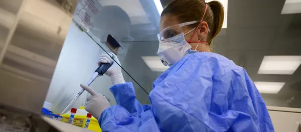 Científica en el laboratorio del Hospital Gregorio Marañón en Madrid. 5 junio 2020 Científica en el laboratorio del Hospital Gregorio Marañón en Madrid. 5 junio 2020 - Sputnik Mundo
