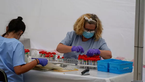Trabajadoras de sanidad con las pruebas de sangre de coronavirus en España - Sputnik Mundo