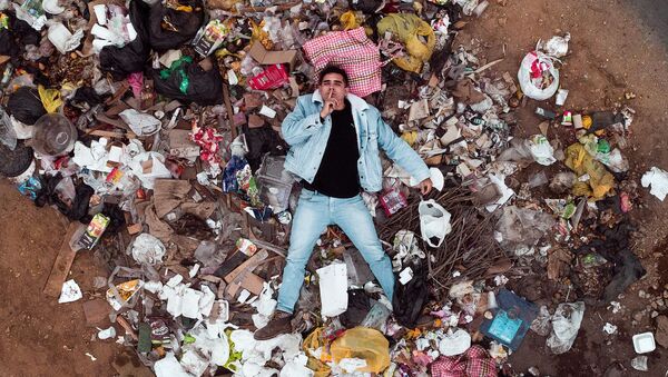 Un hombre entre la basura de plástico - Sputnik Mundo