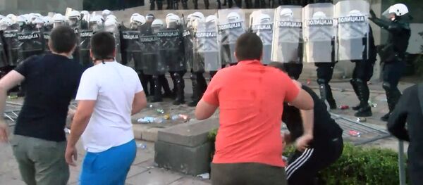 Gas lacrimógeno y disturbios cerca de la Asamblea Nacional serbia contra las medidas por el COVID-19 - Sputnik Mundo