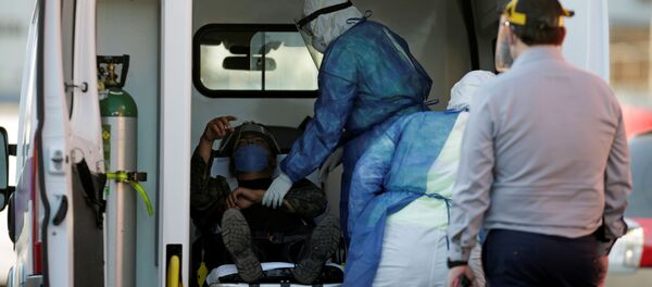 Un migrante siendo atendido en una ambulancia en México - Sputnik Mundo