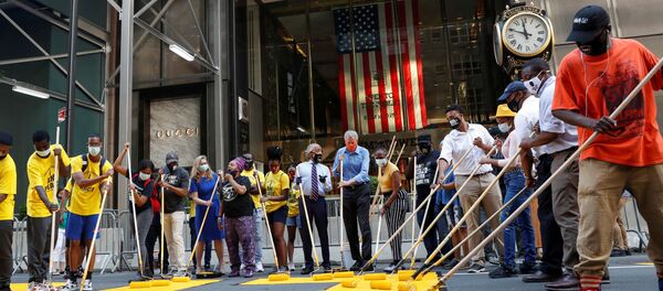 Autoridades de la ciudad de Nueva York pintando Black Lives Matter afuera de la Torre Trump - Sputnik Mundo