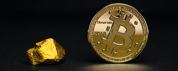 Una pepita de oro y un bitcoin (imagen referencial) - Sputnik Mundo