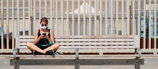 Una joven con una mascarilla en España Una joven con una mascarilla en España - Sputnik Mundo