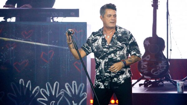 Alejandro Sanz durante un concierto (imagen referencial) - Sputnik Mundo