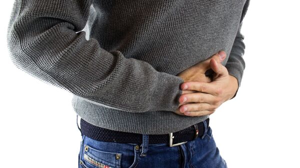 Una persona con dolor abdominal - Sputnik Mundo