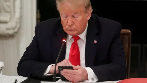 Donald Trump, presidente de Estados Unidos, utiliza su móvil