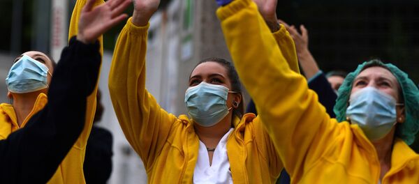 Los trabajadores de la salud agradecen aplausos de la ciudadanía Los trabajadores de la salud agradecen aplausos de la ciudadanía - Sputnik Mundo