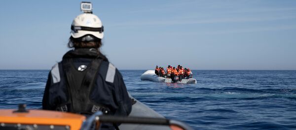 Una patera con migrantes en el Mediterráneo (imagen referencial) - Sputnik Mundo