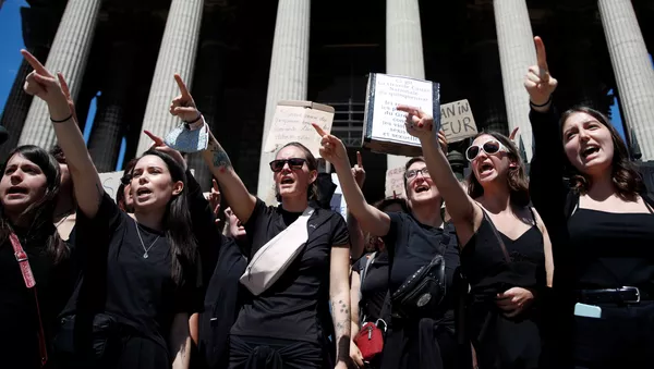 Feministas protestan en París, Francia