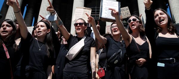 Feministas protestan en París, Francia Feministas protestan en París, Francia - Sputnik Mundo