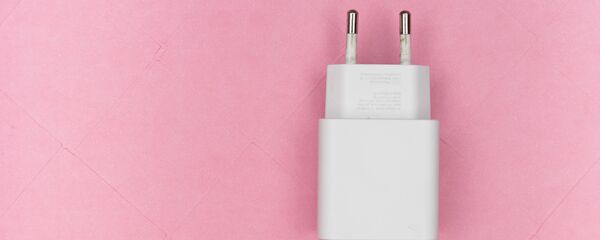 Un cargador de teléfono - Sputnik Mundo