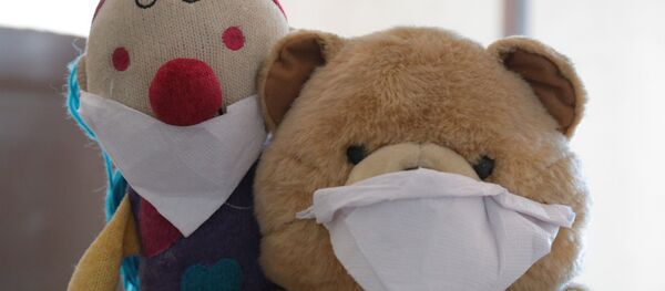 Muñecos con tapabocas - Sputnik Mundo