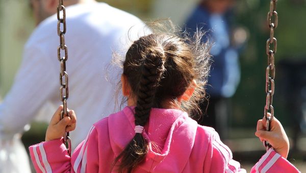 Niña hamácandose Niña hamácandose - Sputnik Mundo