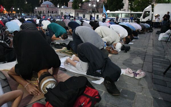 Los musulmanes rezan cerca de Santa Sofía - Sputnik Mundo