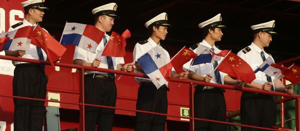 Marineros chinos con las banderas de Panamá y China Marineros chinos con las banderas de Panamá y China - Sputnik Mundo