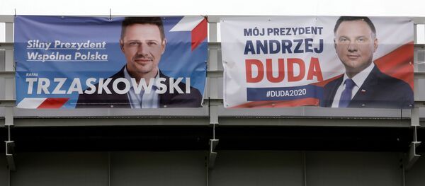  Carteles electorales de Andrzej Duda y Rafal Trzaskowski en Polonia - Sputnik Mundo