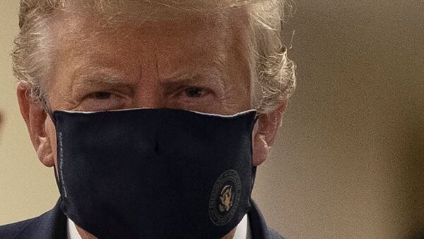 Donald Trump, presidente de EEUU, con una mascarilla - Sputnik Mundo