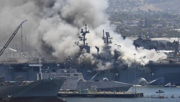 Así los bomberos de San Diego sofocaron el incendio a bordo del USS Bonhomme Richard

 - Sputnik Mundo