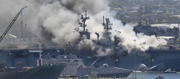 Así los bomberos de San Diego sofocaron el incendio a bordo del USS Bonhomme Richard

 - Sputnik Mundo