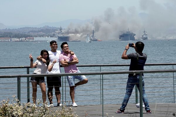 Así los bomberos de San Diego sofocaron el incendio a bordo del USS Bonhomme Richard

 - Sputnik Mundo