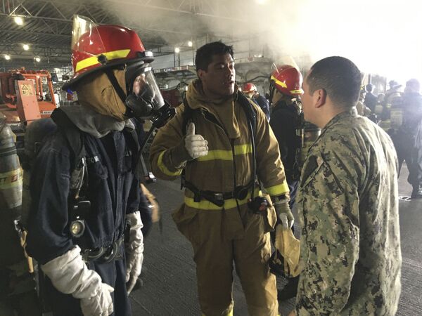 Así los bomberos de San Diego sofocaron el incendio a bordo del USS Bonhomme Richard

 - Sputnik Mundo