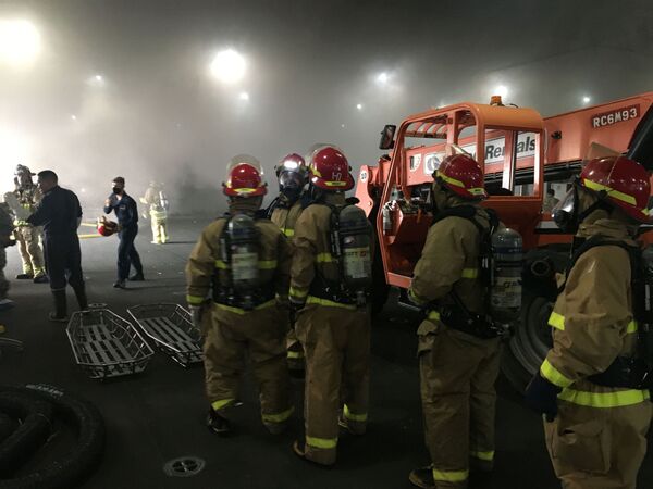 Así los bomberos de San Diego sofocaron el incendio a bordo del USS Bonhomme Richard

 - Sputnik Mundo