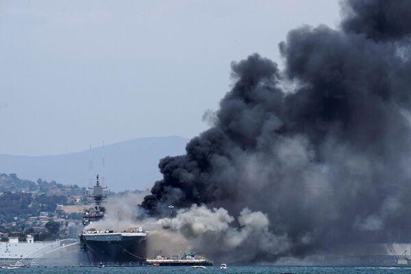 Así los bomberos de San Diego sofocaron el incendio a bordo del USS Bonhomme Richard

 - Sputnik Mundo