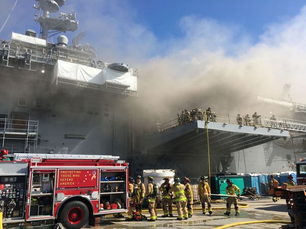 Así los bomberos de San Diego sofocaron el incendio a bordo del USS Bonhomme Richard

 - Sputnik Mundo