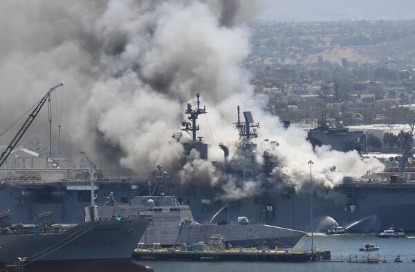 Así los bomberos de San Diego sofocaron el incendio a bordo del USS Bonhomme Richard

 - Sputnik Mundo