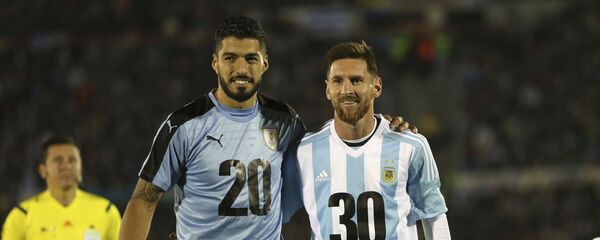 Los futbolistas Luis Suárez, de Uruguay, y Lionel Messi, de Argentina, promocionando la candidatura para el Mundial de 2030 - Sputnik Mundo