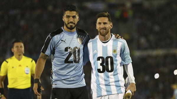 Los futbolistas Luis Suárez, de Uruguay, y Lionel Messi, de Argentina, promocionando la candidatura para el Mundial de 2030 - Sputnik Mundo