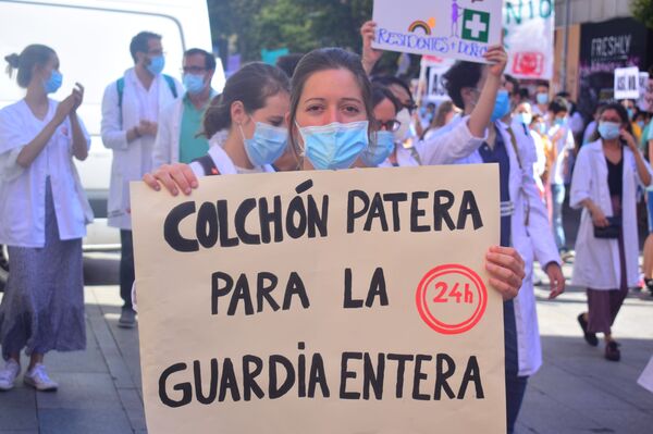 El sobresfuerzo y la precariedad llevan a los médicos residentes a la huelga en Madrid - Sputnik Mundo