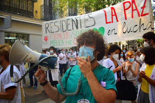 El sobresfuerzo y la precariedad llevan a los médicos residentes a la huelga en Madrid - Sputnik Mundo