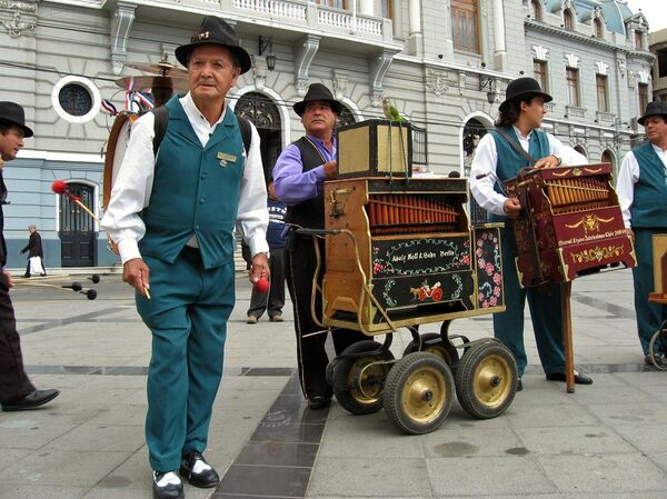 Organilleros y chinchineros agonizan: quiénes son los tesoros humanos vivos de Chile - Sputnik Mundo