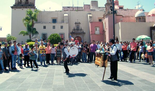 Organilleros y chinchineros agonizan: quiénes son los tesoros humanos vivos de Chile - Sputnik Mundo