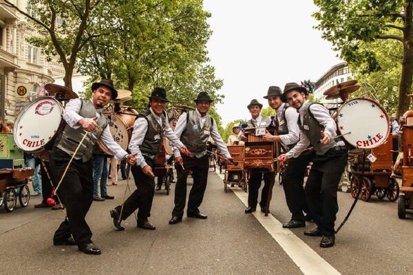 Organilleros y chinchineros agonizan: quiénes son los tesoros humanos vivos de Chile - Sputnik Mundo