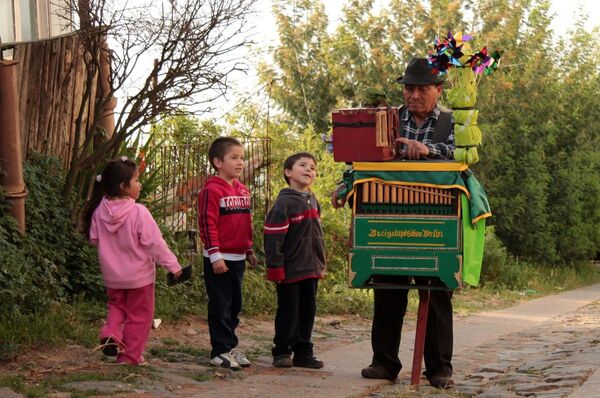 Organilleros y chinchineros agonizan: quiénes son los tesoros humanos vivos de Chile - Sputnik Mundo