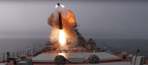 La tripulación del crucero portamisiles pesado Piotr Veliki realiza lanzamientos de entrenamiento - Sputnik Mundo