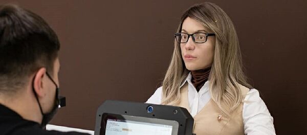 Un robot humanoide que trabaja en una oficina estatal de la ciudad de Perm - Sputnik Mundo