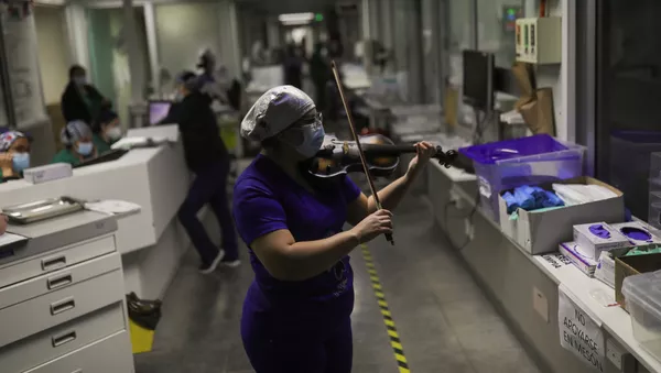 Una enfermera toca el violín en un hospital de Santiago - Sputnik Mundo