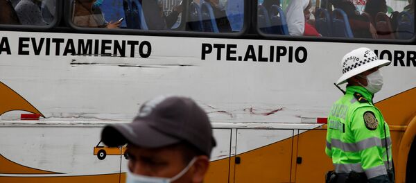 Pasajeros llevan mascarillas en un bus en Lima - Sputnik Mundo