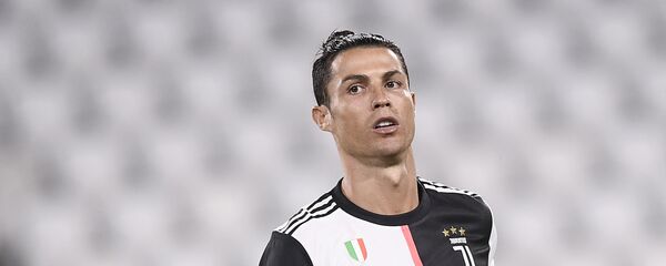 El futbolista portugués Cristiano Ronaldo jugando para la Juventus de Italia - Sputnik Mundo