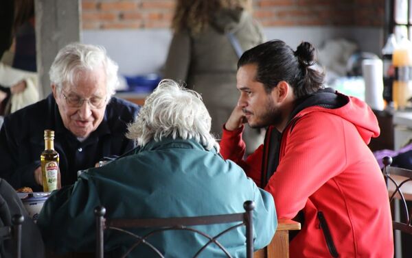 Almuerzo Chomsky, Alvídrez y Lucía Topolansky (de espaldas) - Sputnik Mundo