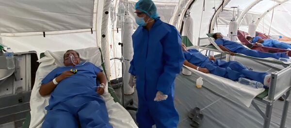 Un doctor con un paciente en Guayaquil, Ecuador - Sputnik Mundo