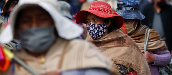Bolivianos llevan mascarillas en los tiempos de la pandemia - Sputnik Mundo